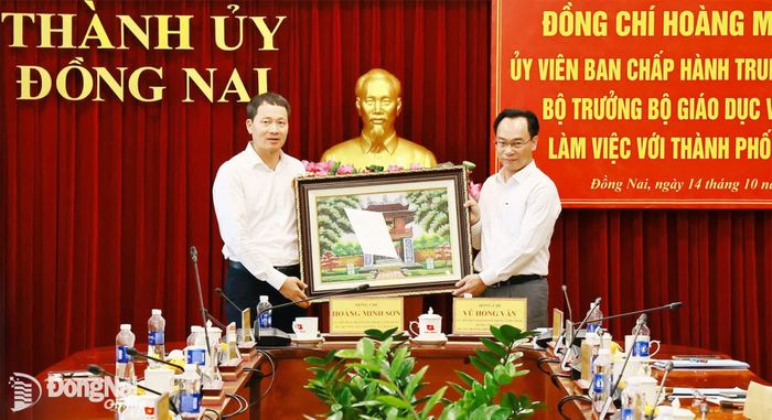 Ủy viên Trung ương Đảng, Bộ trưởng Bộ Giáo dục và Đào tạo Hoàng Minh Sơn tặng tranh Văn miếu Quốc Tử Giám cho Thành ủy Đồng Nai. Ảnh: Công Nghĩa
