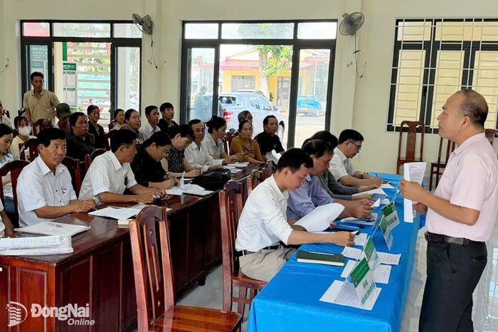 Ông Võ Văn Song, Giám đốc Phòng Giao dịch NHCSXH Cẩm Mỹ tại buổi giao ban với các tổ chức chính trị - xã hội nhận ủy thác và Tổ tiết kiệm và vay vốn tại Điểm giao dịch xã Xuân Đông. Ảnh: Duy Tân