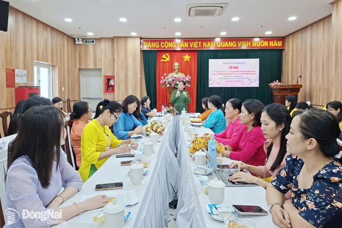 Đồng chí Trần Thị Hòa, nguyên Tỉnh ủy viên, nguyên Chủ tịch Hội Liên hiệp phụ nữ Đồng Nai, Chủ tịch Hội Chiến sĩ cách mạng bị địch bắt tù đày thành phố Đồng Nai nói chuyện truyền thống tại hội nghị.