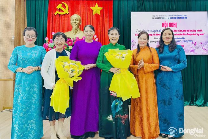 Ban Chấp hành Chi hội Nữ trí thức các cơ quan khối Đảng thành phố chụp hình lưu niệm với đồng chí Trần Thị Hòa, nguyên Tỉnh ủy viên, nguyên Chủ tịch Hội Liên hiệp Phụ nữ Đồng Nai, Chủ tịch Hội Chiến sĩ cách mạng bị địch bắt tù đày thành phố Đồng Nai.