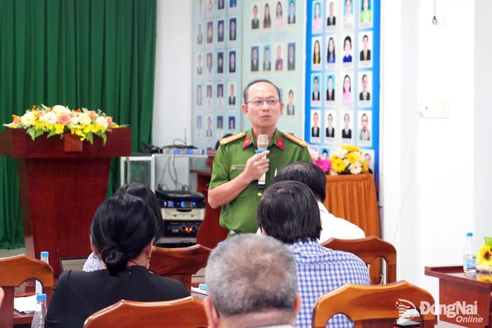 Đại diện Công an thành phố giải đáp một số thắc mắc của các cơ sở y tế về liên thông dữ liệu khám sức khỏe toàn dân. Ảnh: Hạnh Dung