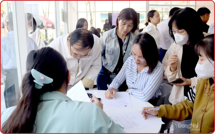 Người dân làm thủ tục đăng ký mua nhà ở xã hội trên địa bàn phường Long Hưng.