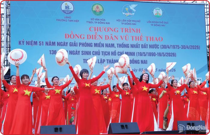 Người dân Đồng Nai vui tươi, phấn khởi trong ngày hội đồng diễn chào mừng thành lập thành phố Đồng Nai.