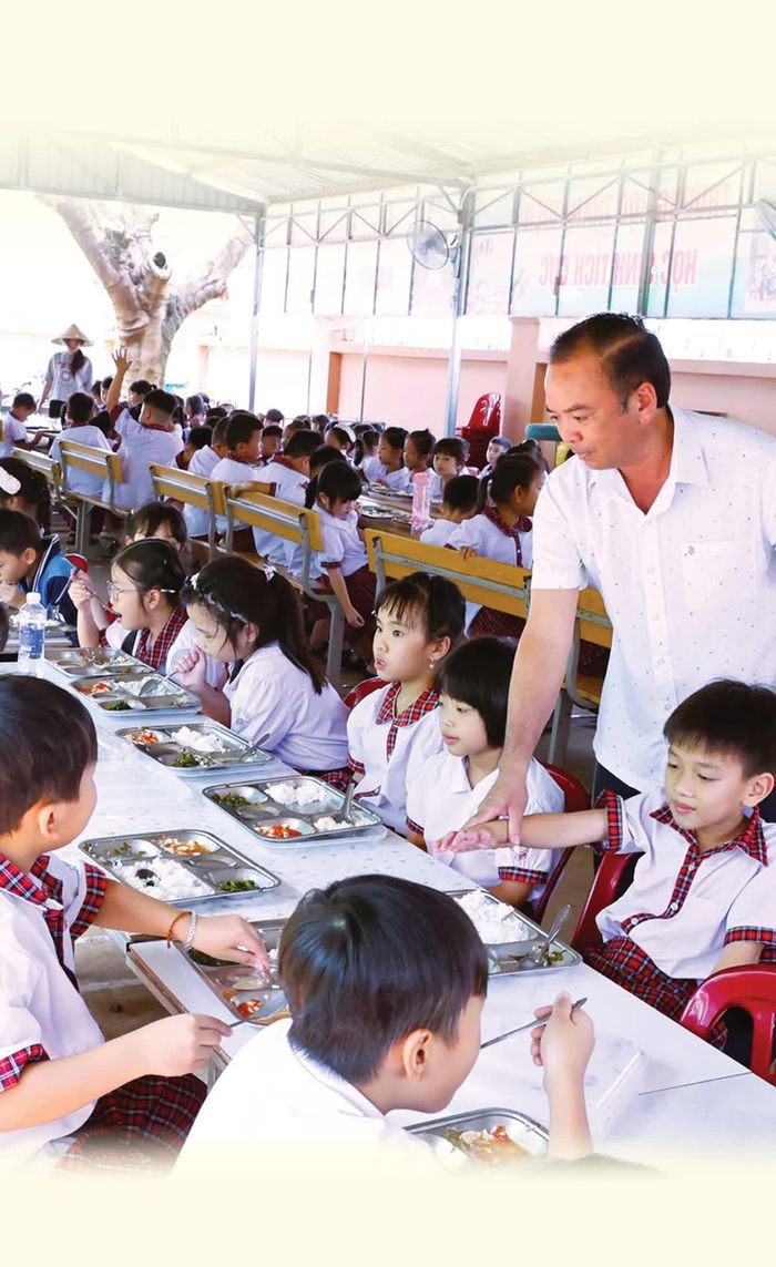 Chủ tịch UBND xã Thiện Hưng Nguyễn Minh Phong trực tiếp kiểm tra việc tổ chức bữa ăn trưa tại Trường tiểu học Thanh Bình.