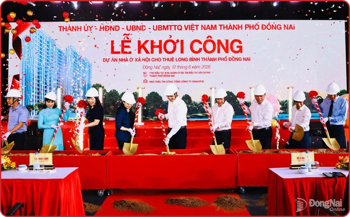 Các đồng chí lãnh đạo Thành ủy, UBND thành phố thực hiện nghi thức động thổ khởi công Dự án nhà ở xã hội cho thuê Long Bình.