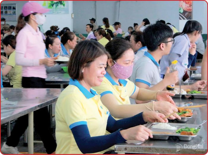 Công nhân Công ty cổ phần TKG Taekwang Vina ấm lòng với bữa cơm Công đoàn.
