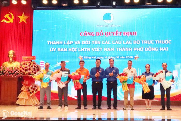 Trao quyết định đổi tên và ra mắt các câu lạc bộ, đội, nhóm thuộc Hội Liên hiệp thanh niên thành phố. Ảnh: Quang Minh