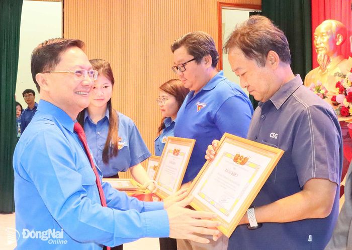 Ủy viên Ban Thường vụ Thành ủy, Phó Chủ tịch Thường trực Ủy ban MTTQ Việt Nam thành phố Hà Anh Dũng tặng Bằng khen của Hội Liên hiệp thanh niên Việt Nam thành phố cho các tập thể có nhiều thành tích trong đợt thi đua chào mừng kỷ niệm 70 năm Ngày truyền thống hội. Ảnh: Quang Minh