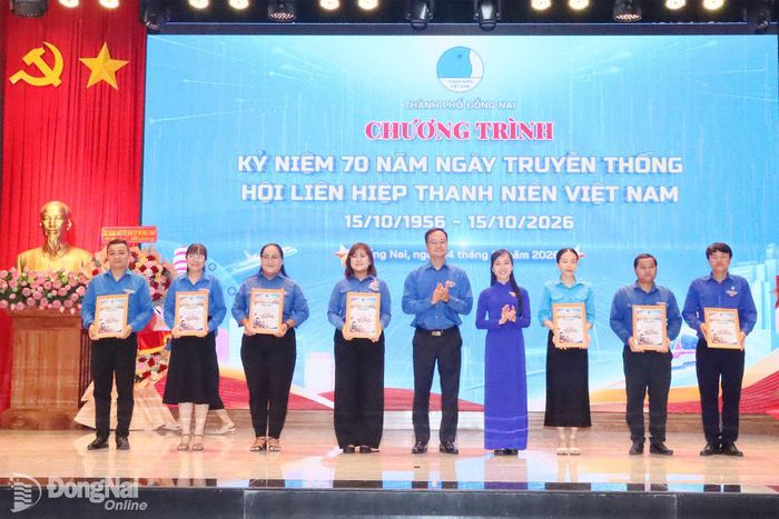 Trao giải thưởng cho các tập thể đạt thành tích cao tại các cuộc thi do Hội Liên hiệp thanh niên thành phố tổ chức. Ảnh: Quang Minh