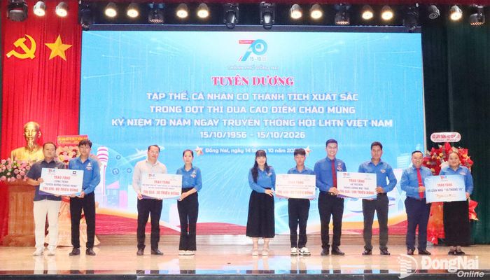 Các đơn vị trao, nhận nguồn lực xây dựng các mô hình, công trình của thanh niên. Ảnh: Quang Minh