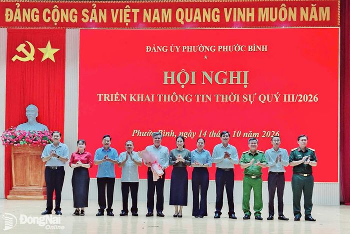 Lãnh đạo phường Phước Bình tặng hoa cảm ơn đồng chí Dương Minh Dũng đã thông tin thời sự đến cán bộ, đảng viên của phường. Ảnh: CTV