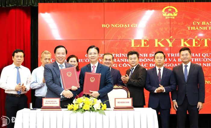 Lãnh đạo Bộ Ngoại giao và thành phố Đồng Nai ký kết Chương trình hành động nhằm cụ thể hóa quy chế phối hợp. Ảnh: Ngọc Liên