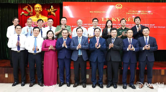 Đoàn công tác Bộ Ngoại giao và lãnh đạo thành phố Đồng Nai cùng đại diện các sở, ban, ngành chụp ảnh lưu niệm sau lễ ký kết. Ảnh: Ngọc Liên