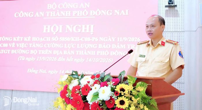 Thượng tá Lê Đức Trình, Phó Trưởng phòng Cảnh sát giao thông Công an thành phố Đồng Nai phát biểu tại hội nghị. Ảnh: Mộc Miên