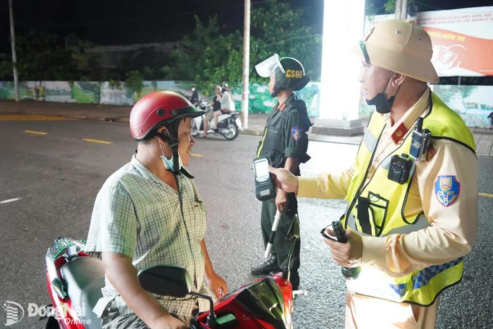 Cán bộ Cục Cảnh sát giao thông phối hợp cùng lực lượng Phòng Cảnh sát giao thông Công an thành phố Đồng Nai và Công an phường Trảng Bom kiểm soát phương tiện trên đường 30-4, phường Trảng Bom. Ảnh: Lê Duy