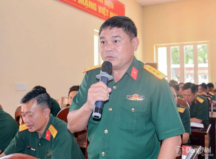 Cán bộ, quân nhân chuyên nghiệp trao đổi tại buổi đối thoại. Ảnh: ĐVCC