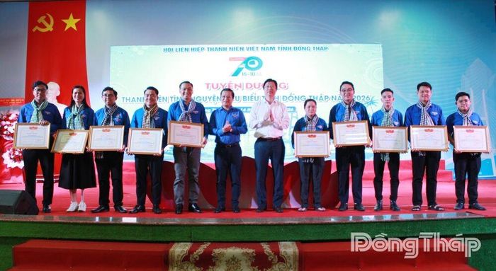 Đồng chí Huỳnh Minh Tuấn, Tỉnh ủy viên, Phó Chủ tịch UBND tỉnh (thứ 6 từ phải sang) và đồng chí Huỳnh Tấn Thành, Phó Bí thư Tỉnh đoàn, Chủ tịch Hội LHTN Việt Nam tỉnh trao Bằng khen về danh hiệu “Tình nguyện tiêu biểu tỉnh Đồng Tháp” năm 2026.