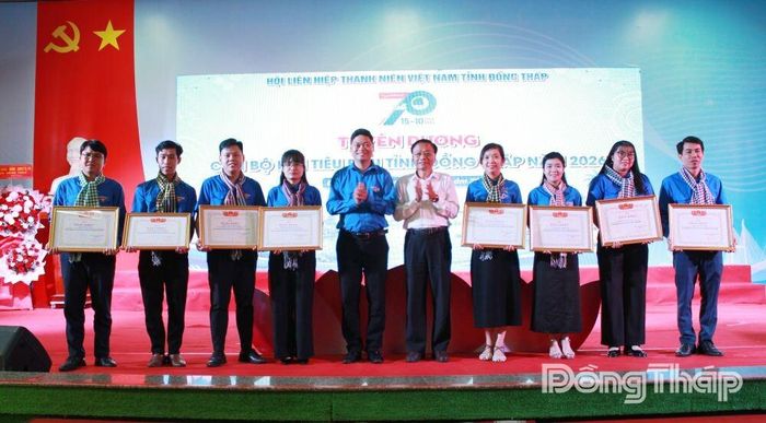 Đồng chí Nguyễn Văn Dương, nguyên Chủ tịch UBND tỉnh Đồng Tháp (thứ 5 từ phải sang) và đồng chí Lê Hoàng Quyết, Bí thư Tỉnh đoàn trao Bằng khen tuyên dương cán bộ Hội tiêu biểu.