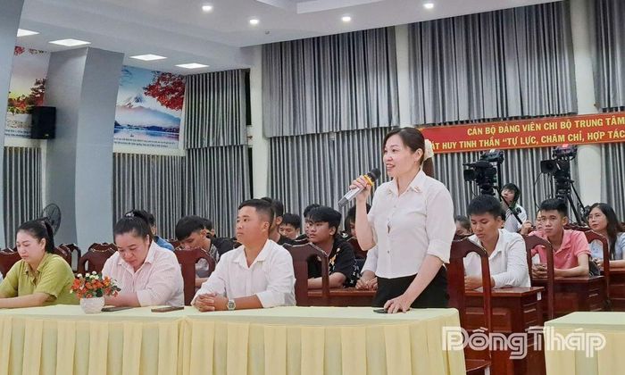 Người lao động trao đổi, tìm hiểu thông tin tuyển dụng và cơ hội việc làm.