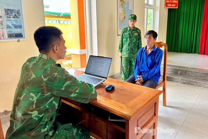 Cán bộ Biên phòng làm việc với đối tượng vận chuyển hàng hóa trái phép qua biên giới.