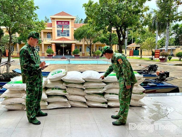 Lực lượng chức năng kiểm đếm số tang vật bị thu giữ.