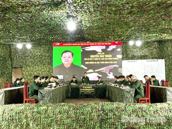 Kỳ họp chuyên đề HĐND phường Sa Đéc ra nghị quyết chuyển hoạt động của địa phương vào trạng thái thời chiến. Ảnh: NGỌC DUY