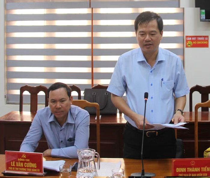 Chủ tịch UBND xã Hòa Hội Đinh Thành Tiến báo cáo tình hình triển khai các dự án vốn ngoài ngân sách với Tổ giám sát số 1 của Thường trực HĐND tỉnh. Ảnh: Trọng Lợi