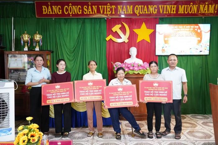  Ban Tổ chức trao bảng tượng trưng hỗ trợ sinh kế cho các hộ cận nghèo, hộ có hoàn cảnh khó khăn trên địa bàn tổ dân phố Hội Phú. Ảnh: Nguyễn Hân 