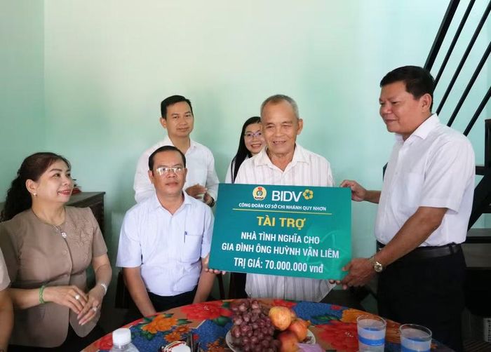  Ủy ban Mặt trận Tổ quốc Việt Nam phường Quy Nhơn Bắc phối hợp với Công đoàn cơ sở BIDV Chi nhánh Quy Nhơn trao hỗ trợ sửa chữa nhà ở cho ông Huỳnh Văn Liêm. Ảnh: Nguyễn Nguyệt 