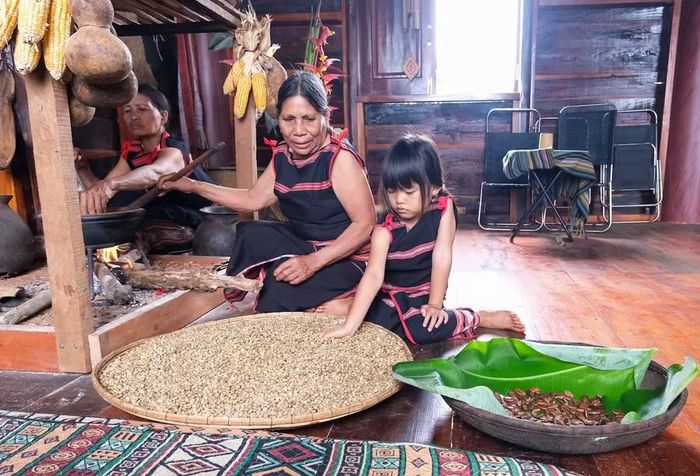 Trải nghiệm văn hóa cà phê Jrai tại làng Kép. Ảnh: H.N 
