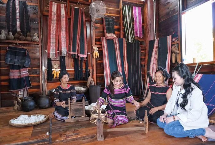  Nghề dệt thổ cẩm Jrai được trao truyền qua nhiều thế hệ, nay trở thành một trong những sản phẩm trải nghiệm văn hóa của làng Kép. Ảnh: H.N 