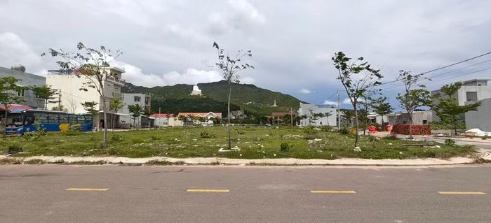  Khu tái định cư ở trung tâm xã Cát Tiến có hạ tầng hoàn chỉnh, thuận lợi giao thương, kinh doanh nhưng đến nay mới có 2 hộ được chi trả tiền bồi thường và tạm giao đất. Ảnh: T.S 