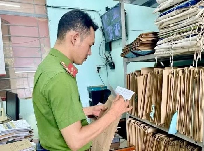  Lực lượng công an phân loại, sắp xếp, đánh số hồ sơ trước khi quét, số hóa. Ảnh: K.A 