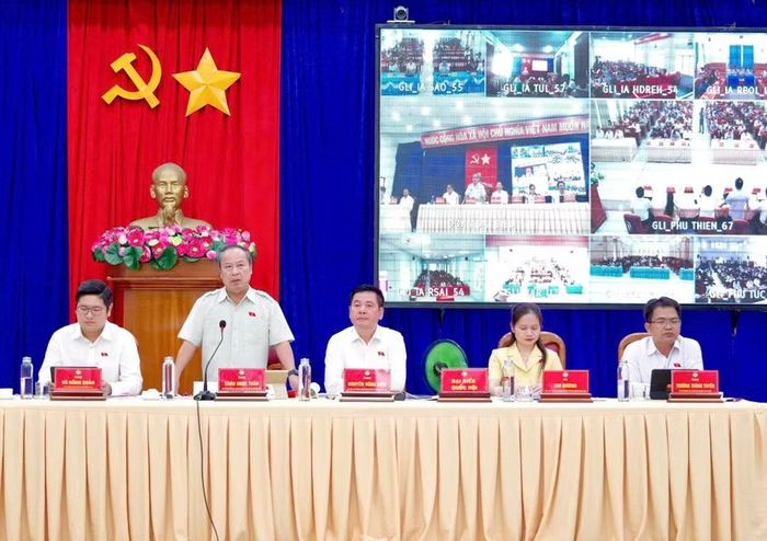  Đoàn đại biểu Quốc hội tiếp xúc cử tri trực tiếp tại xã Phú Thiện. Ảnh: Phương Dung 