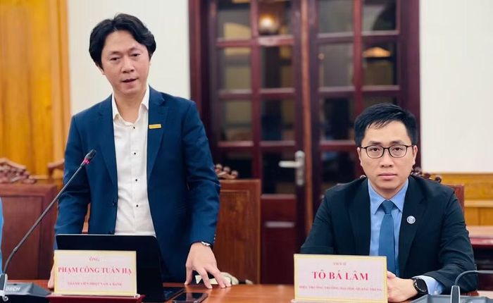  Đại diện Ngân hàng TMCP Nam Á báo cáo về Đề án nâng cấp, mở rộng và phát triển Trường Đại học Quang Trung. Ảnh: Trần Dung 