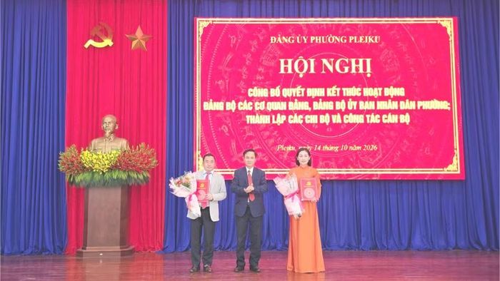  Bí thư Đảng ủy phường Pleiku Nguyễn Xuân Phước trao quyết định kết thúc hoạt động Đảng bộ các cơ quan Đảng và Đảng bộ UBND phường. Ảnh: Phương Thảo 