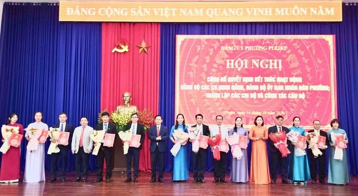  Lãnh đạo Đảng ủy phường Pleiku trao quyết định thành lập 13 chi bộ trực thuộc. Ảnh: Phương Thảo 