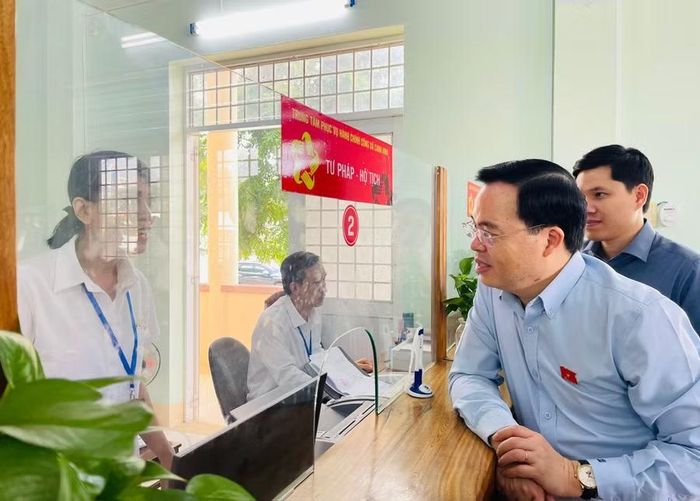  Phó Chủ nhiệm Ủy ban Khoa học, Công nghệ và Môi trường của Quốc hội Trần Văn Khải tìm hiểu công việc của cán bộ Trung tâm Phục vụ hành chính Công xã Canh Vinh. Ảnh: Nhật Trường 