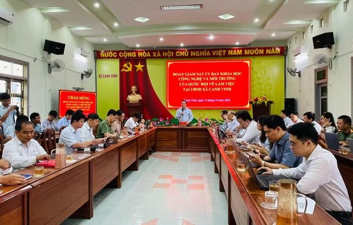  Đoàn giám sát làm việc tại xã Canh Vinh. Ảnh: Nhật Trường 