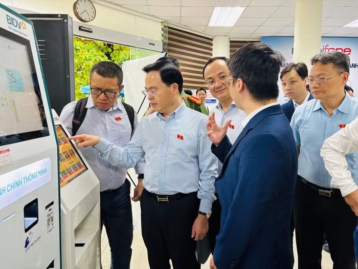  Đồng chí Trần Văn Khải - Phó Chủ nhiệm Ủy ban Khoa học, Công nghệ và Môi trường của Quốc hội (thứ 2 từ trái sang) trải nghiệm một số dịch vụ tại Trung tâm Phục vụ hành chính công tỉnh. Ảnh: Nhật Trường 