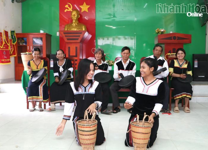 Một buổi tập luyện của Câu lạc bộ Sinh hoạt văn hóa dân gian dân tộc Raglai thôn Sông Búng.
