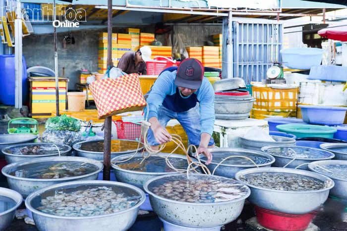 Người dân buôn bán tại Cảng cá Ninh Chử tất bật dọn hàng.