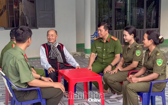 Công an xã Công Hải và lực lượng an ninh, trật tự ở cơ sở thường xuyên gặp gỡ, phối hợp với các già làng, người có uy tín để phát huy sức mạnh cộng đồng trong giữ gìn an ninh, trật tự địa phương. Ảnh: Công an xã Công Hải