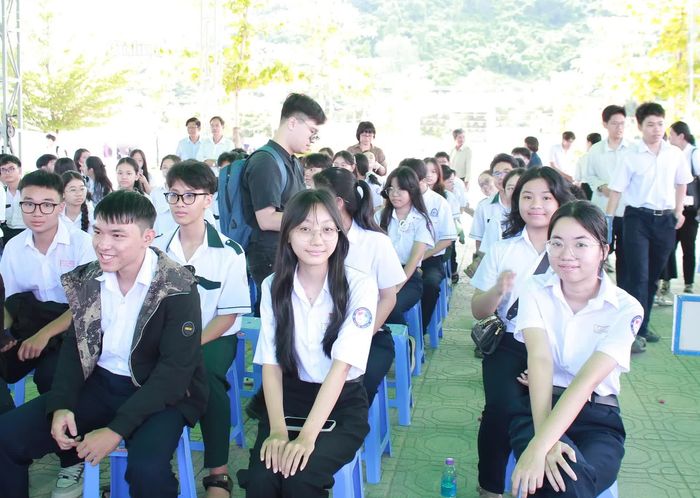 Các học sinh tham gia bồi dưỡng đội tuyển học sinh giỏi tham dự lễ khai mạc.