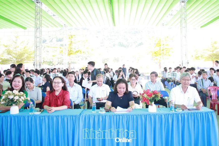 Các đại biểu tham dự lễ khai mạc.