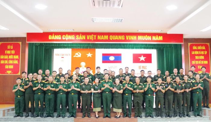 Đại biểu chụp ảnh lưu niệm cùng các học viên.