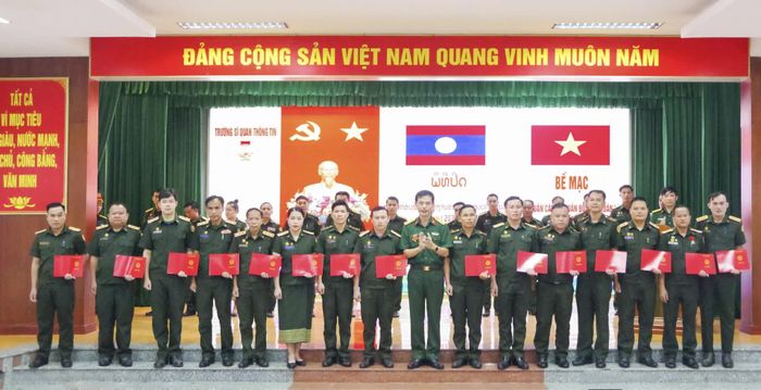 Đại tá Nguyễn Đức Thuận trao chứng chỉ hoàn thành tập huấn cho học viên.