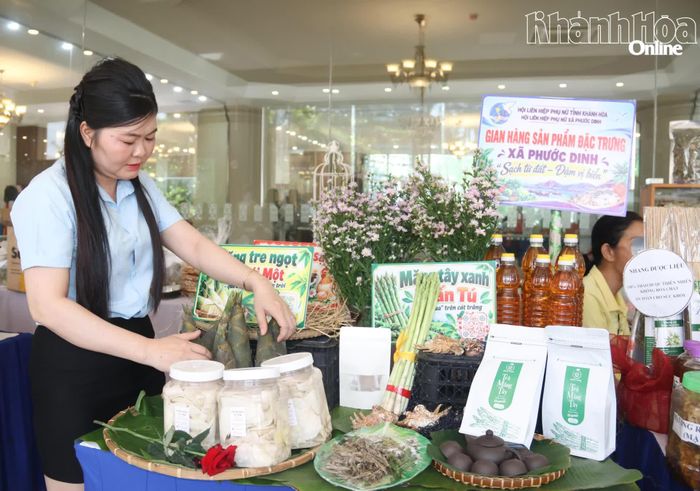 Phụ nữ xã Phước Dinh sắp xếp các sản phẩm trưng bày tại chương trình.