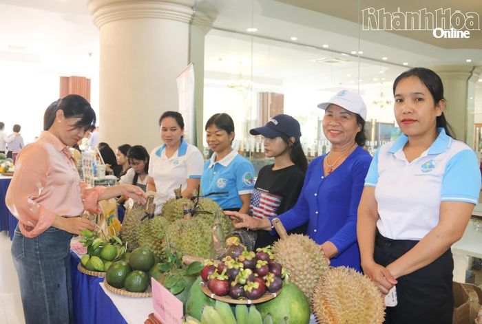 Các loại trái cây của Khánh Sơn được giới thiệu đến hội viên, người dân.