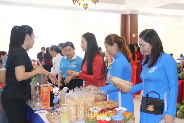 Chương trình thu hút nhiều khách hàng đến tham quan, mua sắm.